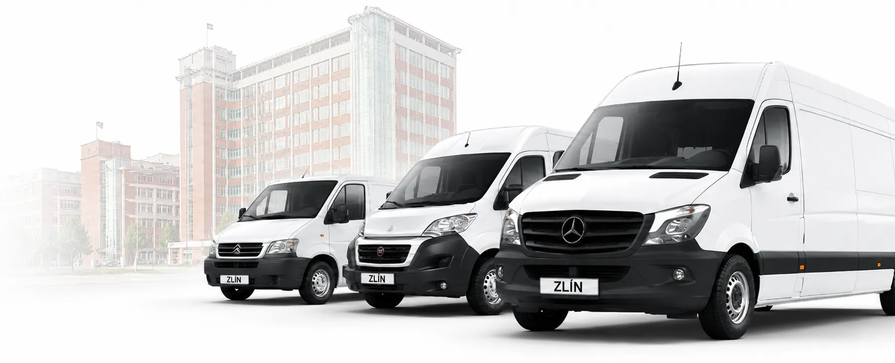 Naše dodávky Mercedes-Benz, Fiat a Citroën před zlínskými budovami